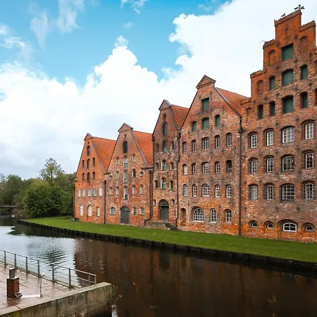 Limehome Holstentor Lägenhetshotell Lübeck